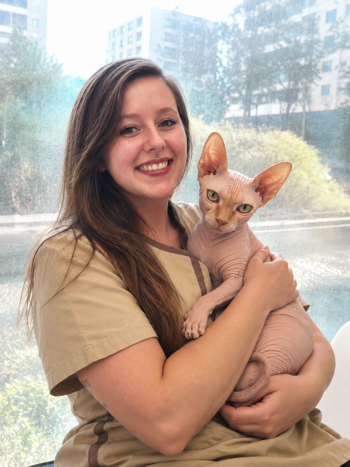 Fotografia de Catarina Maciel com um gato Sphynx.